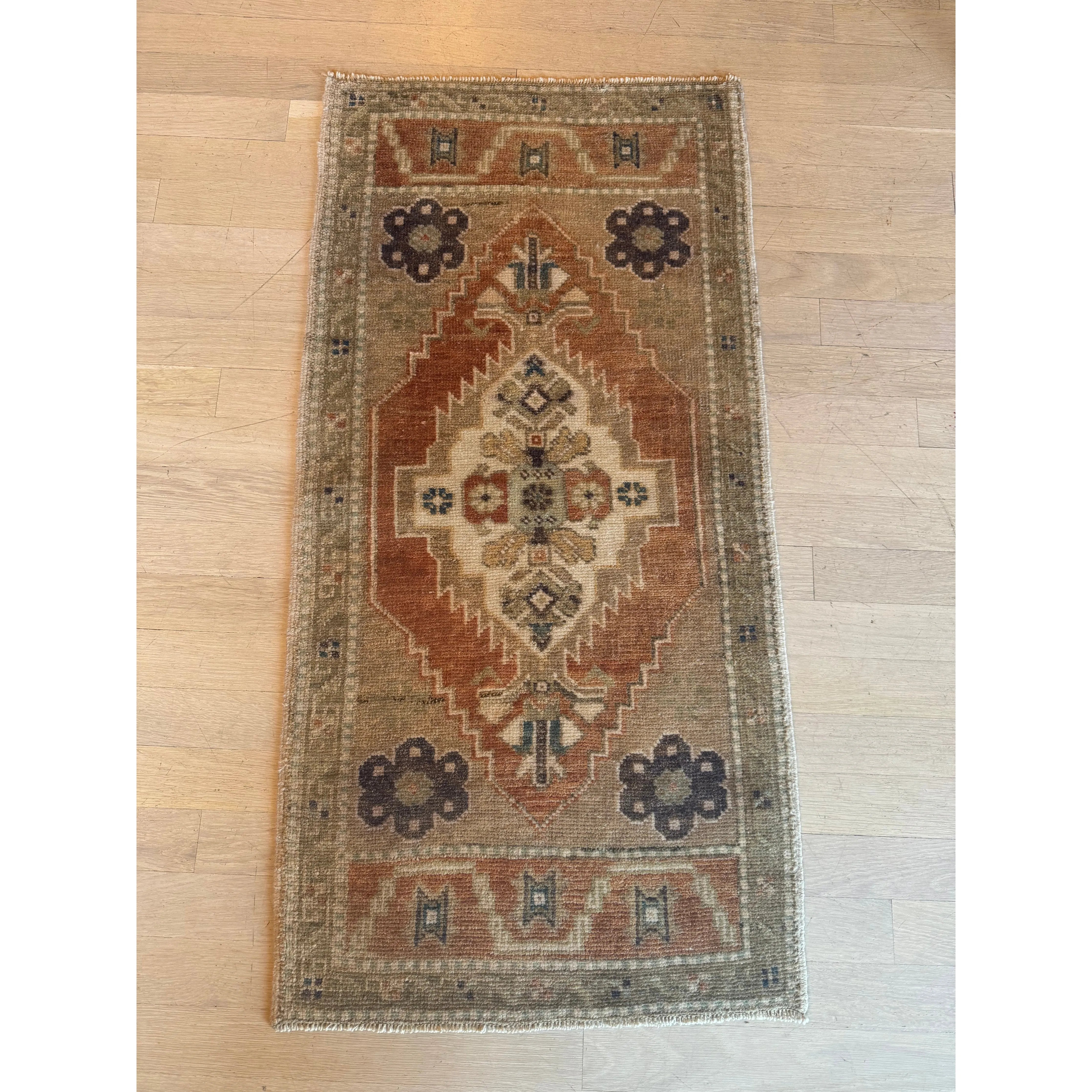 1'6 x 3'3 - Amna Prayer Rug