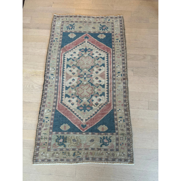 1'10 x 3'5 - Zackary Prayer Rug